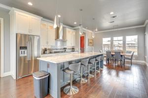 Η κουζίνα ή μικρή κουζίνα στο Gorgeous Granbury Lake House with Hot Tub and Dock!