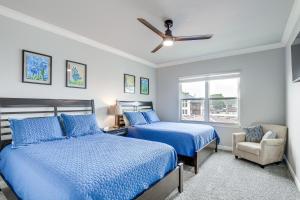 Ένα ή περισσότερα κρεβάτια σε δωμάτιο στο Gorgeous Granbury Lake House with Hot Tub and Dock!