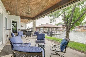 Χώρος καθιστικού στο Gorgeous Granbury Lake House with Hot Tub and Dock!