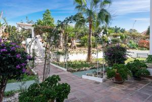 een tuin met bomen en bloemen en een pad bij City apartment Puerto Banus in Marbella