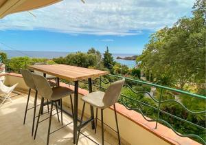 a table and chairs on a balcony with a view at Appartement Vue mer, 2ch, 60m². in Théoule-sur-Mer
