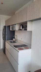 Η κουζίνα ή μικρή κουζίνα στο Porto Horizonte Aparta Suite en Santa Marta, Sector Bello Horizonte Pozos Colorados +9 φωτογραφίες