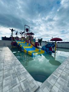 Bazén v ubytování Ivory Park Hotel - Safari Waterworld nebo v jeho okolí