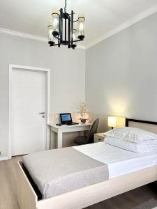 Ένα ή περισσότερα κρεβάτια σε δωμάτιο στο Compass Hostel