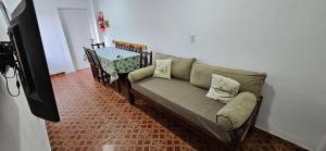 een woonkamer met een bank en een tafel bij Manantial Departamentos in Gualeguay