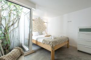 a bedroom with a bed and a large mirror at Joia - By Smarthomes in São Martinho do Porto