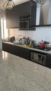 een keuken met een fornuis en een aanrechtblad bij Bella House in Luis Eduardo Magalhaes