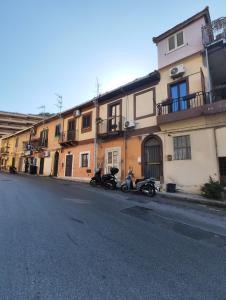 dwa motocykle zaparkowane przed budynkiem w obiekcie Acasa viale annunziata messina w mieście Mesyna