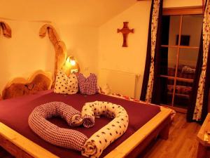 Łóżko lub łóżka w pokoju w obiekcie Familienbauernhof Christa