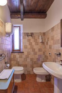 a bathroom with two toilets and a sink at Agriturismo Collelignani in Spoleto