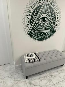 una pegatina para ver los ojos en una habitación con sofá en Illuminati Guest House, en Victoria