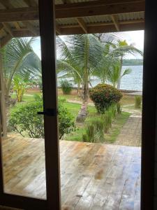 eine offene Tür zu einer Terrasse mit Meerblick in der Unterkunft Dolphin Blue Paradise in Bocas del Toro