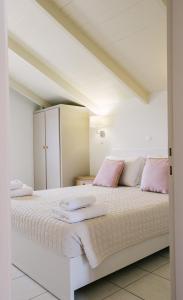 Posteľ alebo postele v izbe v ubytovaní Blue House Apartments