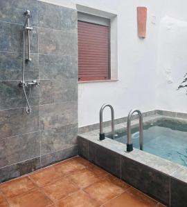 bagno con vasca e doccia. di Casa Rural La Simona a Belmonte