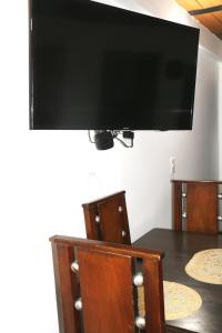 uma televisão de ecrã plano pendurada numa parede por cima de uma mesa em Aparta Suite Torre De Prado 401 em Medellín