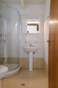 Kúpeľňa v ubytovaní Blue House Apartments + 37 fotografií