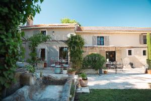 an external view of a house with a garden at Mas de l'air in Noves