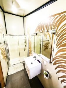 bagno con lavandino e specchio di Ariki Retreat Adults Only - Part of the ARIKI EXPERIENCE a Rarotonga