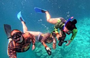 un gruppo di persone che nuotano in acqua di Ariki Retreat Adults Only - Part of the ARIKI EXPERIENCE a Rarotonga