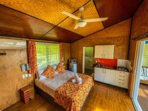 una camera con letto e ventilatore a soffitto di Ariki Retreat Adults Only - Part of the ARIKI EXPERIENCE a Rarotonga