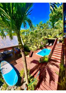 un resort con una palma e una piscina di Ariki Retreat Adults Only - Part of the ARIKI EXPERIENCE a Rarotonga