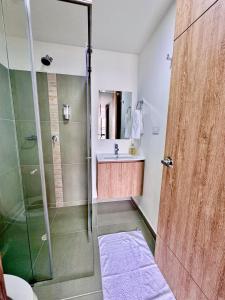a bathroom with a shower and a sink and a toilet at Casa Turística en el Quindío in La Tebaida