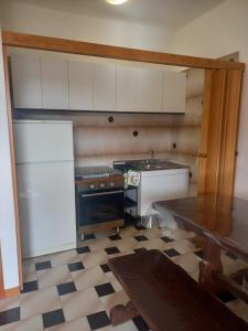 Η κουζίνα ή μικρή κουζίνα στο Lucuna Lido Alghero +3 φωτογραφίες