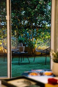 een terras met 2 stoelen en een tafel bij La Martina Glam Residence - 15 Airport Macedonia in Trílofon