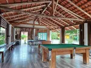 uma mesa de bilhar num quarto com tectos em madeira em Pousada Chácara Rio Jordão em Florianópolis