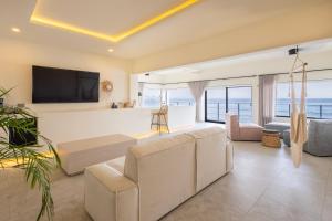 TV a/nebo společenská místnost v ubytování Cabo Break Hotel
