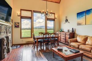 Χώρος καθιστικού στο Picturesque Pagosa Springs Retreat with Mtn Views!