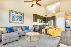Χώρος καθιστικού στο Walk to Dtwn Fraser Retreat with Hot Tub and Views!