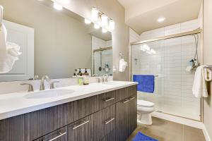 Ένα μπάνιο στο Walk to Dtwn Fraser Retreat with Hot Tub and Views! +16 φωτογραφίες