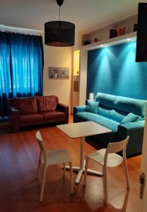 uma sala de estar com um sofá e uma mesa em Bracco Rooms & Suites em Matera