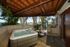 a jacuzzi tub in a backyard with an outdoor at Villa Nauta in Lovište