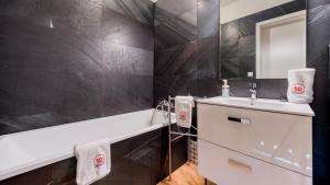 Kúpeľňa v ubytovaní Apartament Winter Feel z prywatną SAUNĄ - 5D Apartments + 8 fotografií
