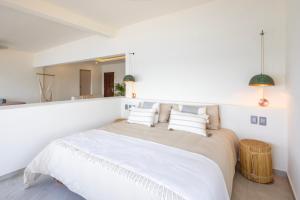 Postel nebo postele na pokoji v ubytování Cabo Break Hotel