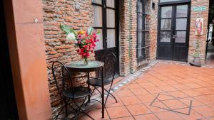 a table with a vase of flowers on it at Pasaje Solar in Buenos Aires