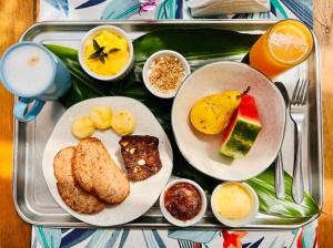 a tray with two plates of food on a table at Smart Hotel Reserva Ilhabela in Ilhabela