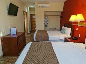 Habitación de hotel con 2 camas y TV en Seven Crown La Paz Centro Historico en La Paz