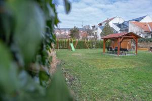 Vonkajšia záhrada v ubytovaní Apartment City Inn Pécs