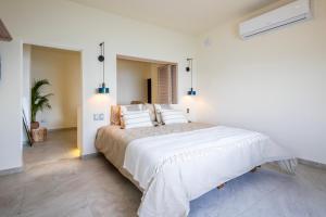 Postel nebo postele na pokoji v ubytování Cabo Break Hotel