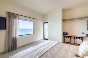 Postel nebo postele na pokoji v ubytování Cabo Break Hotel