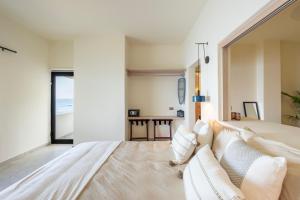 Postel nebo postele na pokoji v ubytování Cabo Break Hotel