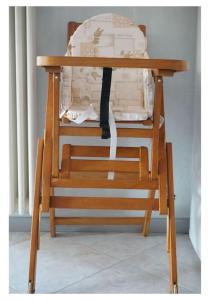 un tavolo in legno con una sedia sotto di Garda Casa Camelia a Sirmione