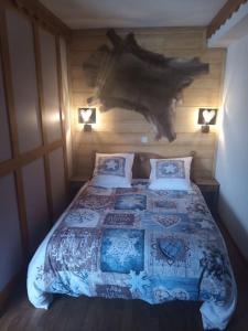 appartement parc aux etoiles في بوي-سانت-فينسينت: غرفة نوم بها سرير ووسادتين +31 صورة