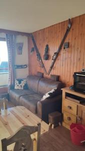 appartement parc aux etoiles في بوي-سانت-فينسينت: غرفة معيشة بها أريكة وطاولة