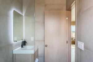 Un baño de Pause House - AM - your break in Joshua Tree