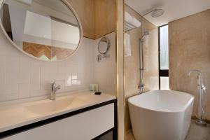 Koupelna v ubytování Cucu Hotel