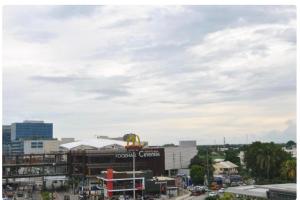 een uitzicht op een stad met een bord op een gebouw bij One Madison Place, Tower 2 - 10N MEGAWORLD Iloilo in Iloilo City